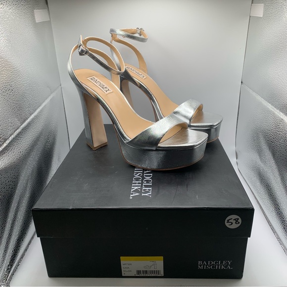 NWB Badgley Mischka Caia Platform Sandal silver metallic hearts size 8 2083 - Picture 5 of 13